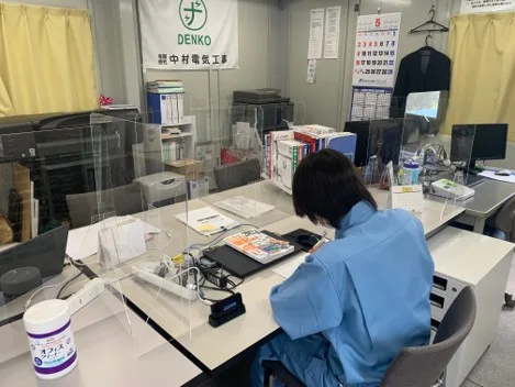 事務所での実技練習の様子