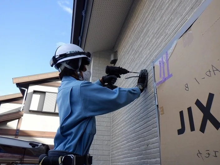 住宅外壁での電気工事作業