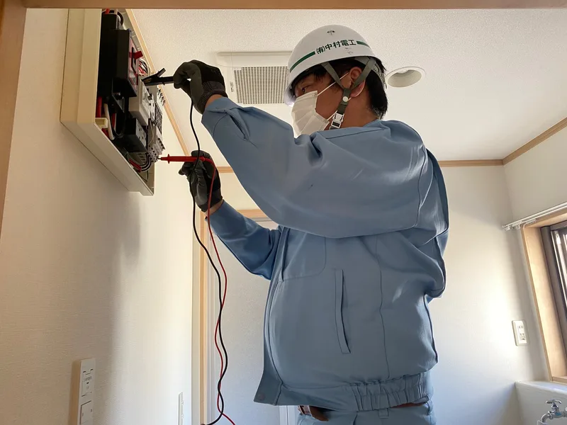 室内設備の点検・確認作業をする作業員