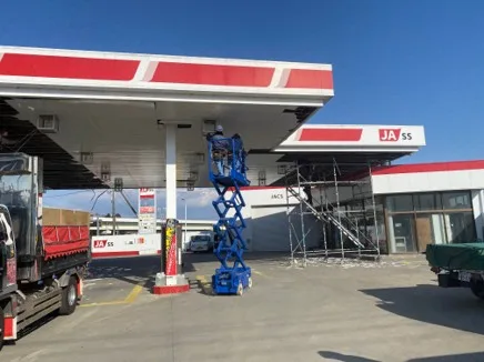 店舗での高所作業車を使った電気工事