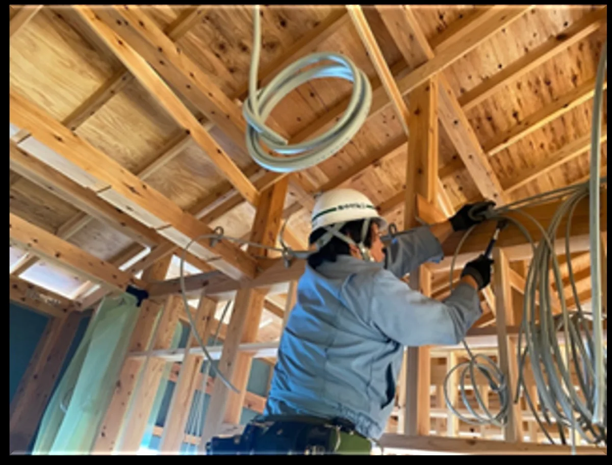 木造住宅の配線工事をする作業員